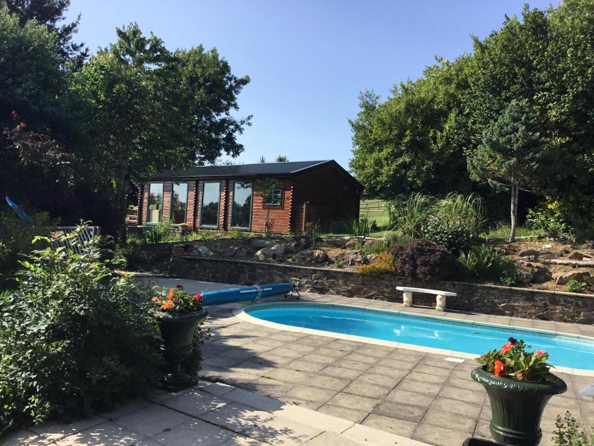 Tudor Lodge With Pool & Bbq Cabin リスカード エクステリア 写真