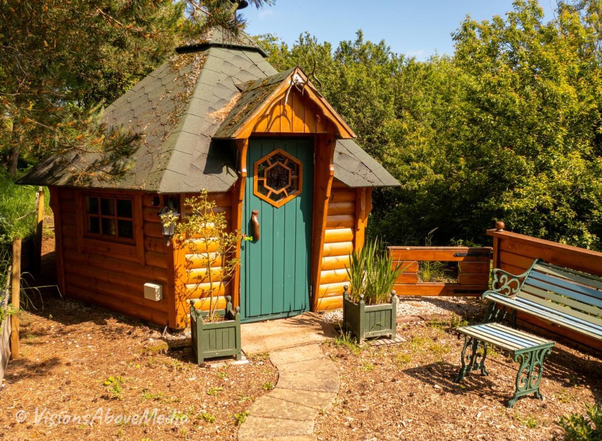Tudor Lodge With Pool & Bbq Cabin リスカード エクステリア 写真